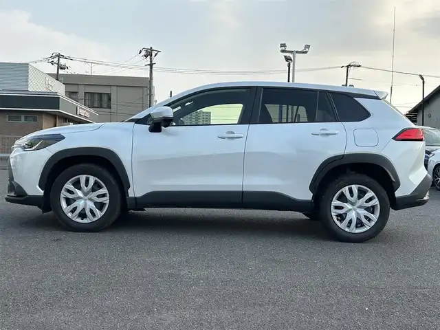 トヨタ カローラ クロス G 広島県 2023(令5)年 1.4万km プラチナホワイトパールマイカ 純正メーカーオプションナビ/　（Bluetooth/AM/FM）/レーダークルーズコントロール/レーントレーシングアシスト/電子パーキング/オートブレーキホールド/ドライブレコーダー/ETC/コーナーセンサー/USB入力端子/LEDヘッドライト/フォグランプ/バックカメラ/横滑り防止装置/オートマチックハイビーム/衝突被害軽減システム/スペアキー/プッシュスタート