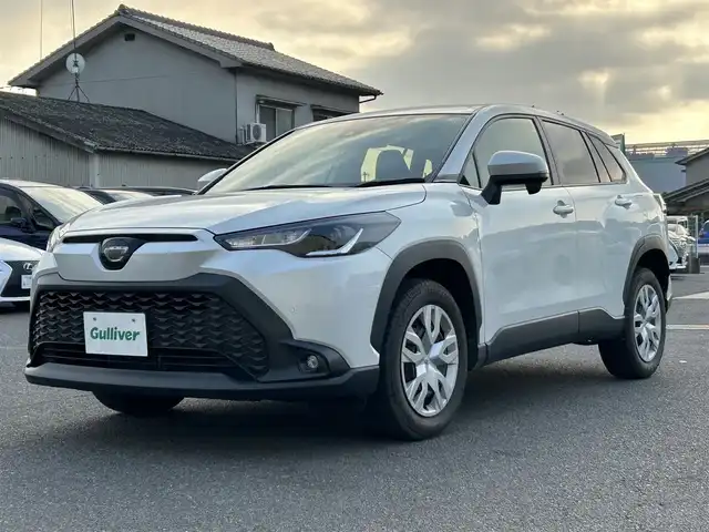 トヨタ カローラ クロス G 広島県 2023(令5)年 1.4万km プラチナホワイトパールマイカ 純正メーカーオプションナビ/　（Bluetooth/AM/FM）/レーダークルーズコントロール/レーントレーシングアシスト/電子パーキング/オートブレーキホールド/ドライブレコーダー/ETC/コーナーセンサー/USB入力端子/LEDヘッドライト/フォグランプ/バックカメラ/横滑り防止装置/オートマチックハイビーム/衝突被害軽減システム/スペアキー/プッシュスタート