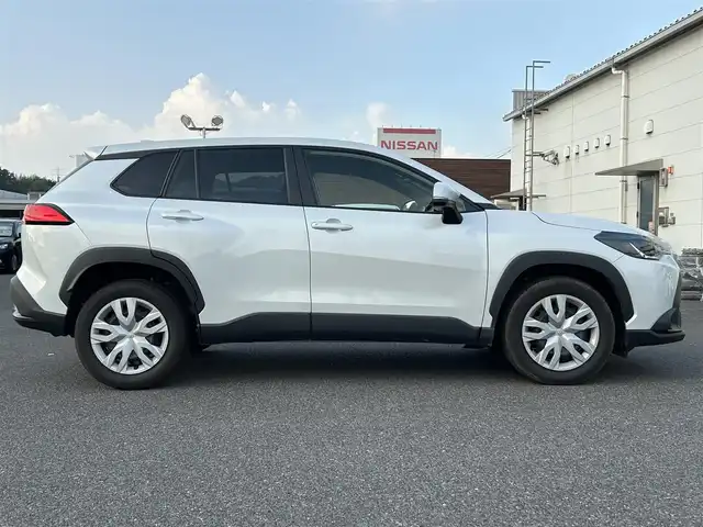 トヨタ カローラ クロス G 広島県 2023(令5)年 1.4万km プラチナホワイトパールマイカ 純正メーカーオプションナビ/　（Bluetooth/AM/FM）/レーダークルーズコントロール/レーントレーシングアシスト/電子パーキング/オートブレーキホールド/ドライブレコーダー/ETC/コーナーセンサー/USB入力端子/LEDヘッドライト/フォグランプ/バックカメラ/横滑り防止装置/オートマチックハイビーム/衝突被害軽減システム/スペアキー/プッシュスタート