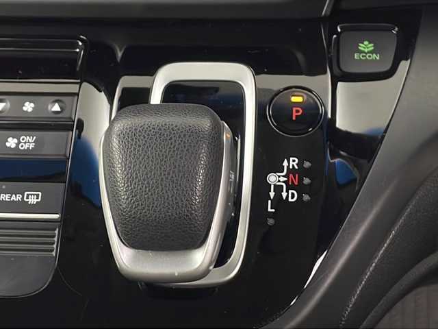 ホンダ フリード ハイブリット G ホンダセンシング 埼玉県 2019(令1)年 4.3万km プラチナホワイトパール 社外ナビ　MDV-D206BT/(Bluetooth/CD/DVD/USB/AM/FM)/バックカメラ/前方ドライブレコーダー/ETC/アダプティブクルーズコントロール/車線逸脱警報/衝突軽減ブレーキ/先行車発進お知らせ機能/標識認識機能/両側パワースライドドア/プッシュスタート/ステアリングリモコン/ウィンカーミラー/社外フロアマット/純正１５インチアルミホイール