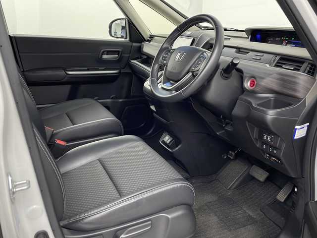 ホンダ フリード ハイブリット G ホンダセンシング 埼玉県 2019(令1)年 4.3万km プラチナホワイトパール 社外ナビ　MDV-D206BT/(Bluetooth/CD/DVD/USB/AM/FM)/バックカメラ/前方ドライブレコーダー/ETC/アダプティブクルーズコントロール/車線逸脱警報/衝突軽減ブレーキ/先行車発進お知らせ機能/標識認識機能/両側パワースライドドア/プッシュスタート/ステアリングリモコン/ウィンカーミラー/社外フロアマット/純正１５インチアルミホイール