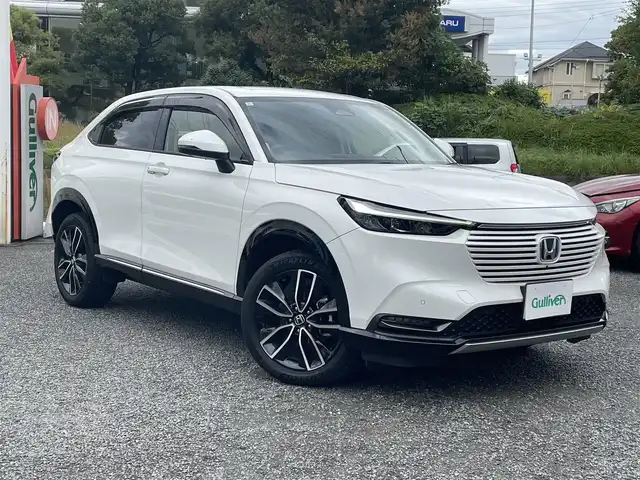 ホンダ ヴェゼル ハイブリッド e:HEV Z 神奈川県 2021(令3)年 1.2万km プラチナホワイトパール ワンオーナー/ホンダコネクトナビ/・フルセグTV/BT/全方位カメラ、バックカメラ/純正前後ドライブレコーダー/ビルトインETC2.0/置くだけ充電/ホンダセンシング/・レーンキープ/・ブラインドスポットインフォメーション/・踏み間違い衝突軽減システム/・衝突軽減ブレーキ（CMBS）/ハーフレザーシート/・前席シートヒーター/コーナーセンサー/パワーバックドア/ステアリングヒーター/純正18インチAW/LEDヘッドライト/フォグランプ/スマートキー/横滑り防止装置/ドアバイザー/純正フロアマット/保証書/取扱説明書/スペアキー×1