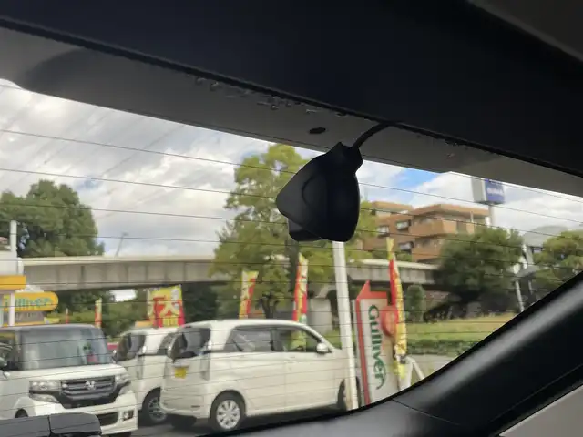 ホンダ ヴェゼル ハイブリッド e:HEV Z 神奈川県 2021(令3)年 1.2万km プラチナホワイトパール ワンオーナー/ホンダコネクトナビ/・フルセグTV/BT/全方位カメラ、バックカメラ/純正前後ドライブレコーダー/ビルトインETC2.0/置くだけ充電/ホンダセンシング/・レーンキープ/・ブラインドスポットインフォメーション/・踏み間違い衝突軽減システム/・衝突軽減ブレーキ（CMBS）/ハーフレザーシート/・前席シートヒーター/コーナーセンサー/パワーバックドア/ステアリングヒーター/純正18インチAW/LEDヘッドライト/フォグランプ/スマートキー/横滑り防止装置/ドアバイザー/純正フロアマット/保証書/取扱説明書/スペアキー×1