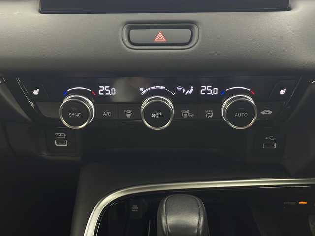 ホンダ ヴェゼル ハイブリッド e:HEV Z 秋田県 2021(令3)年 1.2万km プラチナホワイトパール ワンオーナー/ホンダコネクトナビ/・フルセグTV/BT/全方位カメラ、バックカメラ/純正前後ドライブレコーダー/ビルトインETC2.0/置くだけ充電/ホンダセンシング/・レーンキープ/・ブラインドスポットインフォメーション/・踏み間違い衝突軽減システム/・衝突軽減ブレーキ（CMBS）/ハーフレザーシート/・前席シートヒーター/コーナーセンサー/パワーバックドア/ステアリングヒーター/純正18インチAW/LEDヘッドライト/フォグランプ/スマートキー/横滑り防止装置/ドアバイザー/純正フロアマット/保証書/取扱説明書/スペアキー×1