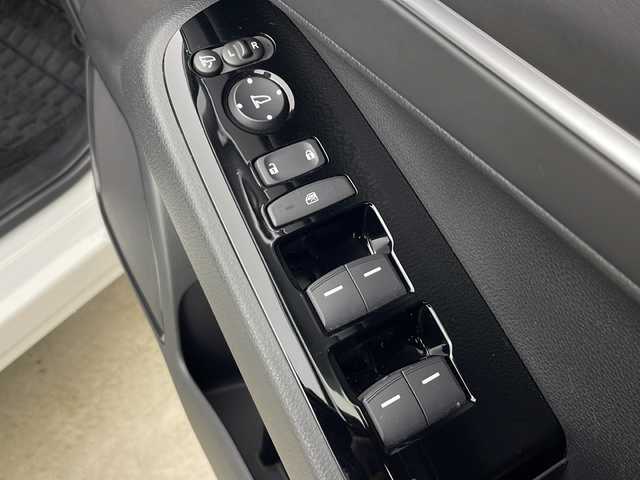 ホンダ ヴェゼル ハイブリッド e:HEV Z 秋田県 2021(令3)年 1.2万km プラチナホワイトパール ワンオーナー/ホンダコネクトナビ/・フルセグTV/BT/全方位カメラ、バックカメラ/純正前後ドライブレコーダー/ビルトインETC2.0/置くだけ充電/ホンダセンシング/・レーンキープ/・ブラインドスポットインフォメーション/・踏み間違い衝突軽減システム/・衝突軽減ブレーキ（CMBS）/ハーフレザーシート/・前席シートヒーター/コーナーセンサー/パワーバックドア/ステアリングヒーター/純正18インチAW/LEDヘッドライト/フォグランプ/スマートキー/横滑り防止装置/ドアバイザー/純正フロアマット/保証書/取扱説明書/スペアキー×1