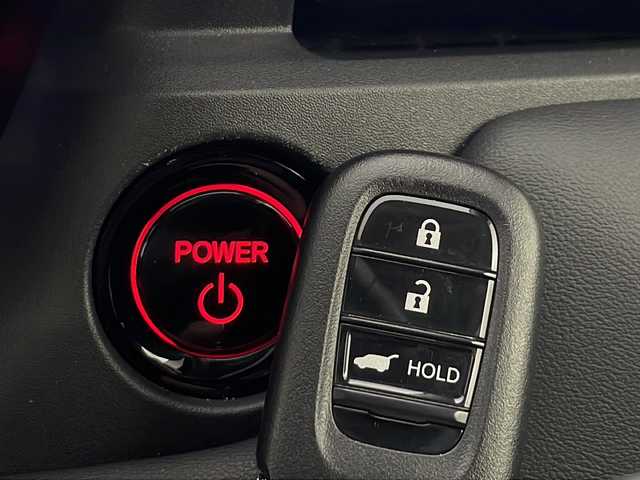 ホンダ ヴェゼル ハイブリッド e:HEV Z 秋田県 2021(令3)年 1.2万km プラチナホワイトパール ワンオーナー/ホンダコネクトナビ/・フルセグTV/BT/全方位カメラ、バックカメラ/純正前後ドライブレコーダー/ビルトインETC2.0/置くだけ充電/ホンダセンシング/・レーンキープ/・ブラインドスポットインフォメーション/・踏み間違い衝突軽減システム/・衝突軽減ブレーキ（CMBS）/ハーフレザーシート/・前席シートヒーター/コーナーセンサー/パワーバックドア/ステアリングヒーター/純正18インチAW/LEDヘッドライト/フォグランプ/スマートキー/横滑り防止装置/ドアバイザー/純正フロアマット/保証書/取扱説明書/スペアキー×1