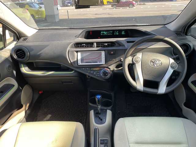 トヨタ アクア S 茨城県 2012(平24)年 12.3万km スーパーホワイトⅡ 純正メモリナビ/AM/FM/ワンセグTV/BlueTooth接続/DISC/バックカメラ/前席シートヒーター/前後ドライブレコーダー/ETC/プッシュスタート/電動格納ミラー/ステアリングリモコン/オートライト