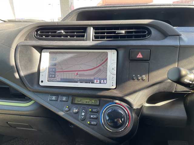 トヨタ アクア S 茨城県 2012(平24)年 12.3万km スーパーホワイトⅡ 純正メモリナビ/AM/FM/ワンセグTV/BlueTooth接続/DISC/バックカメラ/前席シートヒーター/前後ドライブレコーダー/ETC/プッシュスタート/電動格納ミラー/ステアリングリモコン/オートライト