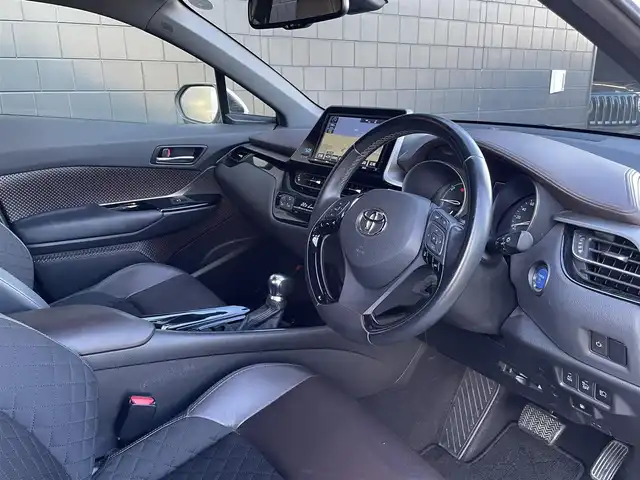 トヨタ Ｃ－ＨＲ G 三重県 2017(平29)年 5.1万km ホワイトパールクリスタルシャイン 純正９型ナビ　/バックカメラ　/セーフセンス　/ドライブレコーダー　/シートヒーター　/ＬＥＤヘッドライト　/寒冷地仕様　/ＡＣＣ　/ブラインドスポット　/ハーフレザーシート　/純正１８インチアルミ　/ＡＣ１００Ｖ電源