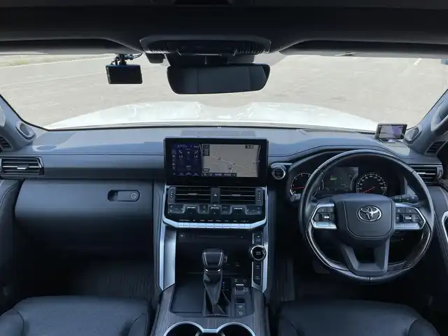 トヨタ ランドクルーザー ZX 道央・札幌 2022(令4)年 5.1万km プレシャスホワイトパール ４WD/ワンオーナー/寒冷地仕様/JBLプレミアムサウンドシステム/純正ディーラーOPナビ/CD/DVD/BT/フルセグ/純正後席モニター/トヨタセーフティセンス/プリクラッシュセーフティ/横滑り防止装置/レーダークルーズコントロール/ダウンヒルアシストコントロール/レーンキープアシスト/クリアランスソナー/ブラインドスポットモニター/パノラミックビューモニター/ビルトインETC2.0/ドライブレコーダー/トランスファ切替/センターデフロック/DRIVEMODE切替/サンルーフ/パワーバックドア/前席パワーシート/全席シートヒーター/全席エアシート/D席メモリーシート/レザーシート/革巻きウッドコンビステアリング/ステアリングリモコン/ハンドルヒーター/AC100V/電動パーキング/ブレーキホールド/自動防眩ミラー/プッシュスタート/スマートキー/LEDヘッドライト/オートライト/オートハイビーム/フォグランプ/電動格納ミラー/ウィンカーミラー/純正フロアマット/ドアバイザー/スペアキー/社外セキュリティ