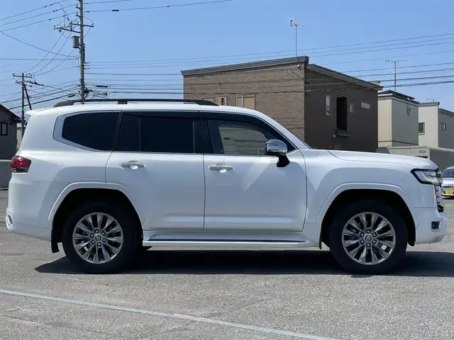 トヨタ ランドクルーザー ZX 道央・札幌 2022(令4)年 5.1万km プレシャスホワイトパール ４WD/ワンオーナー/寒冷地仕様/JBLプレミアムサウンドシステム/純正ディーラーOPナビ/CD/DVD/BT/フルセグ/純正後席モニター/トヨタセーフティセンス/プリクラッシュセーフティ/横滑り防止装置/レーダークルーズコントロール/ダウンヒルアシストコントロール/レーンキープアシスト/クリアランスソナー/ブラインドスポットモニター/パノラミックビューモニター/ビルトインETC2.0/ドライブレコーダー/トランスファ切替/センターデフロック/DRIVEMODE切替/サンルーフ/パワーバックドア/前席パワーシート/全席シートヒーター/全席エアシート/D席メモリーシート/レザーシート/革巻きウッドコンビステアリング/ステアリングリモコン/ハンドルヒーター/AC100V/電動パーキング/ブレーキホールド/自動防眩ミラー/プッシュスタート/スマートキー/LEDヘッドライト/オートライト/オートハイビーム/フォグランプ/電動格納ミラー/ウィンカーミラー/純正フロアマット/ドアバイザー/スペアキー/社外セキュリティ