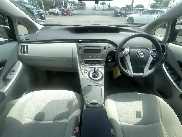 トヨタ プリウス S 宮崎県 2011(平23)年 4.1万km ホワイトパールクリスタルシャイン ワンオーナー/純正オーディオ/　AM/FM/CD/AUX/ヘッドライトレベライザー/バイザー/純正フロアマット/純正アルミホイール（15インチ）/ABS/フェンダーポール/スマートキー/プッシュスタート/取説・保証書