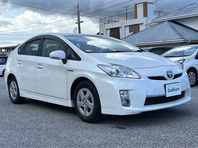 トヨタ プリウス S 沖縄県 2011(平23)年 4.1万km ホワイトパールクリスタルシャイン 純正オーディオ/　AM/FM/CD/AUX/ヘッドライトレベライザー/バイザー/純正フロアマット/純正アルミホイール（15インチ）/ABS/フェンダーポール/スマートキー/プッシュスタート/取説・保証書