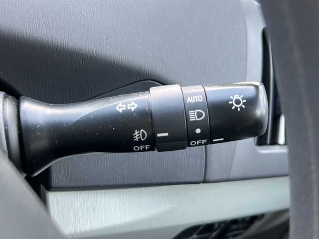 トヨタ プリウス S 沖縄県 2011(平23)年 4.1万km ホワイトパールクリスタルシャイン 純正オーディオ/　AM/FM/CD/AUX/ヘッドライトレベライザー/バイザー/純正フロアマット/純正アルミホイール（15インチ）/ABS/フェンダーポール/スマートキー/プッシュスタート/取説・保証書