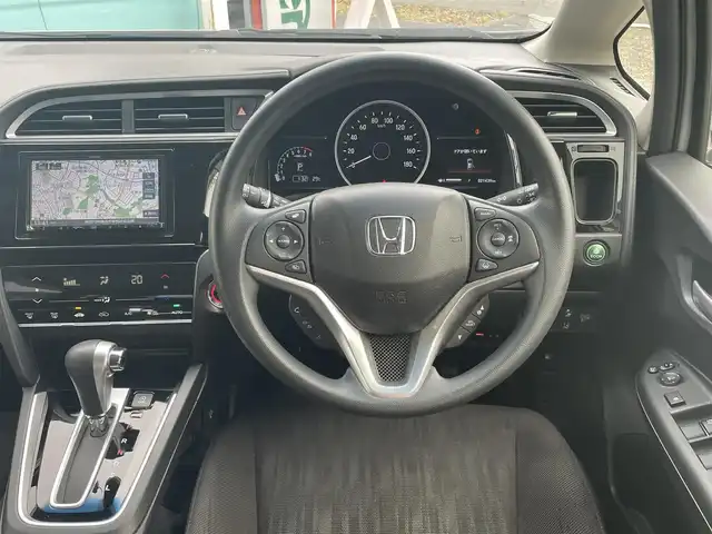 ホンダ シャトル G ホンダセンシング 神奈川県 2020(令2)年 2.2万km プラチナホワイトパール 社外メモリーナビ/・ワンセグTV/CD/バックカメラ/ビルトインETC/ドライブレコーダー/ホンダセンシング/レーダークルーズコントロール/スマートキー/LEDヘッドライト/横滑り防止装置/ドアバイザー/純正フロアマット/保証書/取扱説明書/スペアキー×1