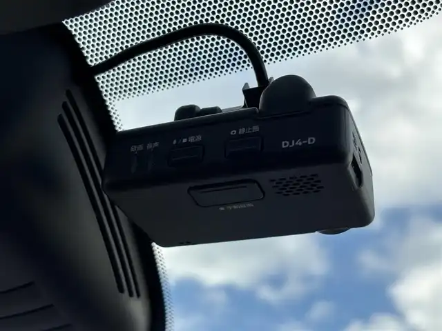 日産 セレナ e－パワー ハイウェイスター V 大分県 2018(平30)年 5.8万km ミントホワイトP ・純正ナビ(DVD/CD/BT/SD)/・アラウンドビューモニター/・フリップダウンモニター/・両側パワースライドドア/・エマージェンシーブレーキ/・コーナーセンサー/・ドライブレコーダー/・ETC/・デジタルインナーミラー/・ブラウンハーフレザー/・ステアリングリモコン/・ステアリングヒーター/・クルーズコントロール/・シートヒーター/・スマートキー/・純正アルミホイール