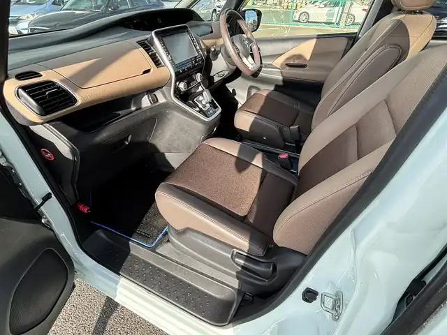 日産 セレナ e－パワー ハイウェイスター V 大分県 2018(平30)年 5.8万km ミントホワイトP ・純正ナビ(DVD/CD/BT/SD)/・アラウンドビューモニター/・フリップダウンモニター/・両側パワースライドドア/・エマージェンシーブレーキ/・コーナーセンサー/・ドライブレコーダー/・ETC/・デジタルインナーミラー/・ブラウンハーフレザー/・ステアリングリモコン/・ステアリングヒーター/・クルーズコントロール/・シートヒーター/・スマートキー/・純正アルミホイール