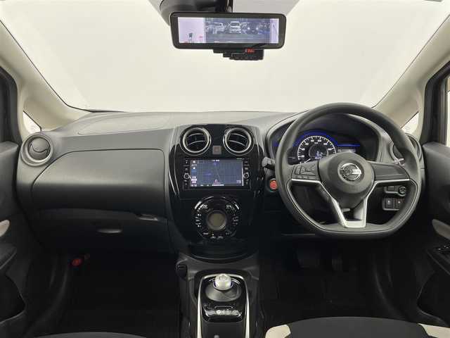 日産 ノート e－パワー X 群馬県 2017(平29)年 4.6万km スーパーブラック 純正7インチナビ（Bluetooth/フルセグ/SD/CD/DVD/USB）　インテリジェントアラウンドビューモニター　デジタルインナーミラー　前後方向ドライブレコーダー　ETC　LEDヘッドライト　プッシュスタート　スマートキー　オートライト　オートエアコン　レーンキープアシスト　純正フロアマット