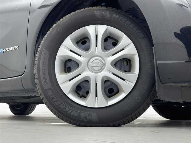 日産 ノート e－パワー X 群馬県 2017(平29)年 4.6万km スーパーブラック 純正7インチナビ（Bluetooth/フルセグ/SD/CD/DVD/USB）　インテリジェントアラウンドビューモニター　デジタルインナーミラー　前後方向ドライブレコーダー　ETC　LEDヘッドライト　プッシュスタート　スマートキー　オートライト　オートエアコン　レーンキープアシスト　純正フロアマット