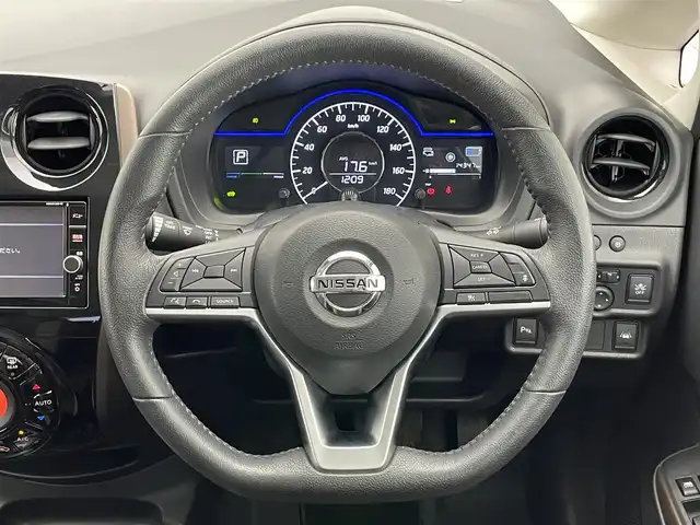 日産 ノート e－パワー メダリスト 愛知県 2018(平30)年 1.5万km ブリリアントホワイトパール 純正ナビ　茶ハーフレザー　禁煙車　追従クルコン　エマージェンシーブレーキ　ＬＥＤオートライト　レーンキープ　コーナーセンサー　Ｂｌｕｅｔｏｏｔｈ　バックカメラ　衝突軽減　プッシュスタート　スマートキー