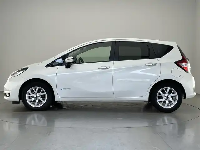 日産 ノート e－パワー メダリスト 愛知県 2018(平30)年 1.5万km ブリリアントホワイトパール 純正ナビ　茶ハーフレザー　禁煙車　追従クルコン　エマージェンシーブレーキ　ＬＥＤオートライト　レーンキープ　コーナーセンサー　Ｂｌｕｅｔｏｏｔｈ　バックカメラ　衝突軽減　プッシュスタート　スマートキー