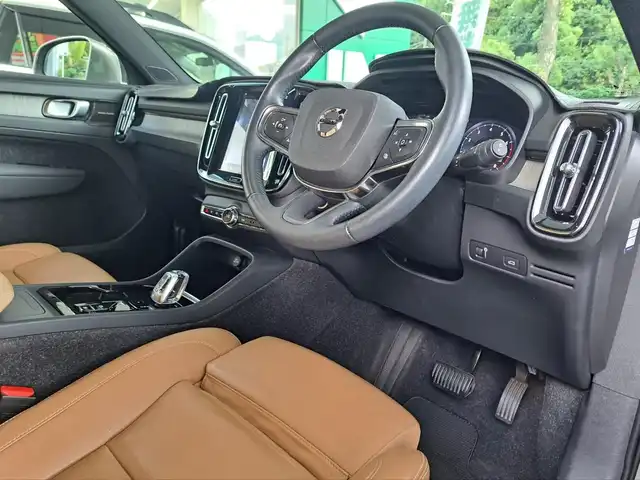 ボルボ ＸＣ４０ B4 AWD インスクリプション 大阪府 2020(令2)年 3.8万km ぺブルグレー /禁煙車//純正9インチディスプレイナビ/・FM・AM・BT・フルセグTV・Applecarplay・AndroidAuto//ハーマンカードンサウンド//アンバーレザーシート//前席シートヒーター・パワーシート//全方位カメラ//ハンズフリーパワーテールゲート//置くだけ充電//オレフォス社製クリスタルシフトノブ//ルーフレール//アイドリングストップ//BLIS(ブラインスポットアシスト)//LKA//パークアシスト//ETC2.0//LEDヘッドライト//ディーラーオプション360度＆後方ドラレコ//保証書//取扱説明書//スペアキー