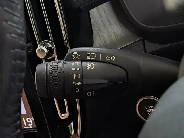 ボルボ ＸＣ４０ B4 AWD インスクリプション 大阪府 2020(令2)年 3.8万km ぺブルグレー /禁煙車//純正9インチディスプレイナビ/・FM・AM・BT・フルセグTV・Applecarplay・AndroidAuto//ハーマンカードンサウンド//アンバーレザーシート//前席シートヒーター・パワーシート//全方位カメラ//ハンズフリーパワーテールゲート//置くだけ充電//オレフォス社製クリスタルシフトノブ//ルーフレール//アイドリングストップ//BLIS(ブラインスポットアシスト)//LKA//パークアシスト//ETC2.0//LEDヘッドライト//ディーラーオプション360度＆後方ドラレコ//保証書//取扱説明書//スペアキー