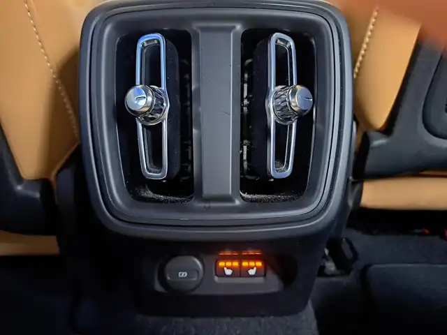 ボルボ ＸＣ４０ B4 AWD インスクリプション 大阪府 2020(令2)年 3.8万km ぺブルグレー /禁煙車//純正9インチディスプレイナビ/・FM・AM・BT・フルセグTV・Applecarplay・AndroidAuto//ハーマンカードンサウンド//アンバーレザーシート//前席シートヒーター・パワーシート//全方位カメラ//ハンズフリーパワーテールゲート//置くだけ充電//オレフォス社製クリスタルシフトノブ//ルーフレール//アイドリングストップ//BLIS(ブラインスポットアシスト)//LKA//パークアシスト//ETC2.0//LEDヘッドライト//ディーラーオプション360度＆後方ドラレコ//保証書//取扱説明書//スペアキー