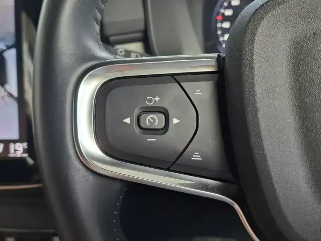 ボルボ ＸＣ４０ B4 AWD インスクリプション 大阪府 2020(令2)年 3.8万km ぺブルグレー /禁煙車//純正9インチディスプレイナビ/・FM・AM・BT・フルセグTV・Applecarplay・AndroidAuto//ハーマンカードンサウンド//アンバーレザーシート//前席シートヒーター・パワーシート//全方位カメラ//ハンズフリーパワーテールゲート//置くだけ充電//オレフォス社製クリスタルシフトノブ//ルーフレール//アイドリングストップ//BLIS(ブラインスポットアシスト)//LKA//パークアシスト//ETC2.0//LEDヘッドライト//ディーラーオプション360度＆後方ドラレコ//保証書//取扱説明書//スペアキー