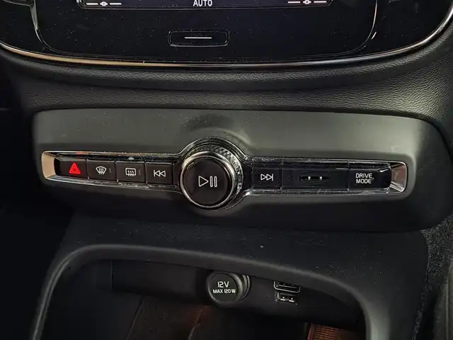 ボルボ ＸＣ４０ B4 AWD インスクリプション 大阪府 2020(令2)年 3.8万km ぺブルグレー /禁煙車//純正9インチディスプレイナビ/・FM・AM・BT・フルセグTV・Applecarplay・AndroidAuto//ハーマンカードンサウンド//アンバーレザーシート//前席シートヒーター・パワーシート//全方位カメラ//ハンズフリーパワーテールゲート//置くだけ充電//オレフォス社製クリスタルシフトノブ//ルーフレール//アイドリングストップ//BLIS(ブラインスポットアシスト)//LKA//パークアシスト//ETC2.0//LEDヘッドライト//ディーラーオプション360度＆後方ドラレコ//保証書//取扱説明書//スペアキー