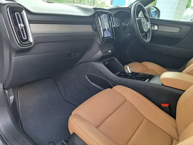 ボルボ ＸＣ４０ B4 AWD インスクリプション 大阪府 2020(令2)年 3.8万km ぺブルグレー /禁煙車//純正9インチディスプレイナビ/・FM・AM・BT・フルセグTV・Applecarplay・AndroidAuto//ハーマンカードンサウンド//アンバーレザーシート//前席シートヒーター・パワーシート//全方位カメラ//ハンズフリーパワーテールゲート//置くだけ充電//オレフォス社製クリスタルシフトノブ//ルーフレール//アイドリングストップ//BLIS(ブラインスポットアシスト)//LKA//パークアシスト//ETC2.0//LEDヘッドライト//ディーラーオプション360度＆後方ドラレコ//保証書//取扱説明書//スペアキー