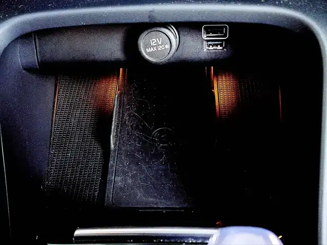 ボルボ ＸＣ４０ B4 AWD インスクリプション 大阪府 2020(令2)年 3.8万km ぺブルグレー /禁煙車//純正9インチディスプレイナビ/・FM・AM・BT・フルセグTV・Applecarplay・AndroidAuto//ハーマンカードンサウンド//アンバーレザーシート//前席シートヒーター・パワーシート//全方位カメラ//ハンズフリーパワーテールゲート//置くだけ充電//オレフォス社製クリスタルシフトノブ//ルーフレール//アイドリングストップ//BLIS(ブラインスポットアシスト)//LKA//パークアシスト//ETC2.0//LEDヘッドライト//ディーラーオプション360度＆後方ドラレコ//保証書//取扱説明書//スペアキー