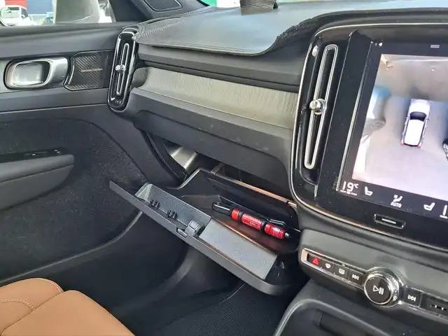 ボルボ ＸＣ４０ B4 AWD インスクリプション 大阪府 2020(令2)年 3.8万km ぺブルグレー /禁煙車//純正9インチディスプレイナビ/・FM・AM・BT・フルセグTV・Applecarplay・AndroidAuto//ハーマンカードンサウンド//アンバーレザーシート//前席シートヒーター・パワーシート//全方位カメラ//ハンズフリーパワーテールゲート//置くだけ充電//オレフォス社製クリスタルシフトノブ//ルーフレール//アイドリングストップ//BLIS(ブラインスポットアシスト)//LKA//パークアシスト//ETC2.0//LEDヘッドライト//ディーラーオプション360度＆後方ドラレコ//保証書//取扱説明書//スペアキー