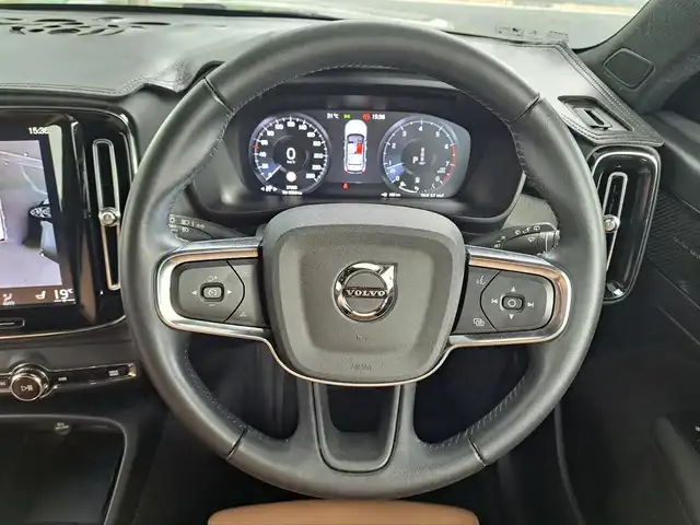 ボルボ ＸＣ４０ B4 AWD インスクリプション 大阪府 2020(令2)年 3.8万km ぺブルグレー /禁煙車//純正9インチディスプレイナビ/・FM・AM・BT・フルセグTV・Applecarplay・AndroidAuto//ハーマンカードンサウンド//アンバーレザーシート//前席シートヒーター・パワーシート//全方位カメラ//ハンズフリーパワーテールゲート//置くだけ充電//オレフォス社製クリスタルシフトノブ//ルーフレール//アイドリングストップ//BLIS(ブラインスポットアシスト)//LKA//パークアシスト//ETC2.0//LEDヘッドライト//ディーラーオプション360度＆後方ドラレコ//保証書//取扱説明書//スペアキー