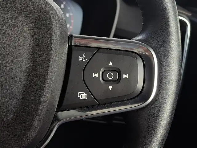 ボルボ ＸＣ４０ B4 AWD インスクリプション 大阪府 2020(令2)年 3.8万km ぺブルグレー /禁煙車//純正9インチディスプレイナビ/・FM・AM・BT・フルセグTV・Applecarplay・AndroidAuto//ハーマンカードンサウンド//アンバーレザーシート//前席シートヒーター・パワーシート//全方位カメラ//ハンズフリーパワーテールゲート//置くだけ充電//オレフォス社製クリスタルシフトノブ//ルーフレール//アイドリングストップ//BLIS(ブラインスポットアシスト)//LKA//パークアシスト//ETC2.0//LEDヘッドライト//ディーラーオプション360度＆後方ドラレコ//保証書//取扱説明書//スペアキー
