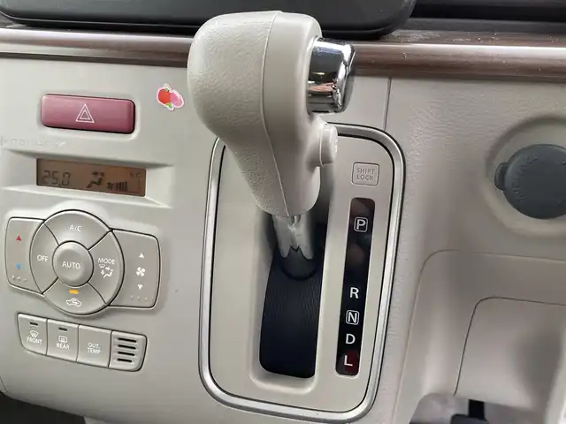 スズキ ラパン ＬＣ X 千葉県 2022(令4)年 2.5万km フォーンベージュメタリック/アーバンブラウン 2トーン 純正メモリナビ/(CD/DVD/BT/AM/FM)/フルセグTV/全周囲カメラ/ハーフレザーシート/シートヒーター/衝突被害軽減システム/車線逸脱警報/コーナーセンサー前後/ETC/LEDヘッドライト/オートライト/アイドリングストップ/ウィンカーミラー/電動格納ミラー/純正14インチAW/シートリフター/横滑り防止装置/プッシュスタート/スマートキー/フロアマット/ドアバイザー/取扱説明書/保証書