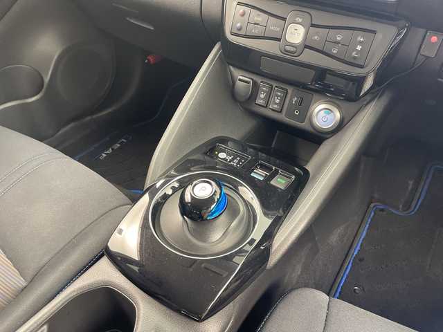 日産 リーフ X 10万台記念車 岐阜県 2018(平30)年 5.9万km ブリリアントホワイトパール プロパイロット/純正ナビ/(AM/FM/CD/BT/USB/フルセグ/AUX)/バックカメラ/純正ドライブレコーダー/ビルトインETC/ブラインドスポットモニター/ステアリングヒーター/全席シートヒーター/ステアリングリモコン/電動パーキングブレーキ/TVキャンセラー/クリアランスソナー/皮巻ステアリング/プッシュスタート/LEDオートライト/e-pedal/充電ケーブル/純正フロアマット/純正17インチAW/サイドバイザー/スマートキー/スペアキー