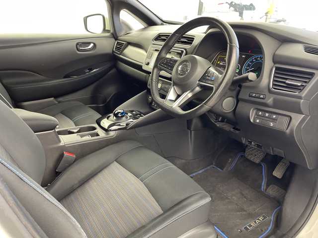 日産 リーフ X 10万台記念車 岐阜県 2018(平30)年 5.9万km ブリリアントホワイトパール プロパイロット/純正ナビ/(AM/FM/CD/BT/USB/フルセグ/AUX)/バックカメラ/純正ドライブレコーダー/ビルトインETC/ブラインドスポットモニター/ステアリングヒーター/全席シートヒーター/ステアリングリモコン/電動パーキングブレーキ/TVキャンセラー/クリアランスソナー/皮巻ステアリング/プッシュスタート/LEDオートライト/e-pedal/充電ケーブル/純正フロアマット/純正17インチAW/サイドバイザー/スマートキー/スペアキー