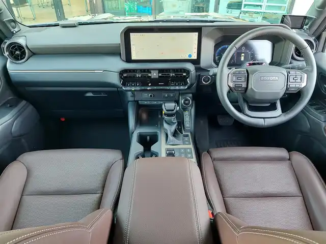 トヨタ ランドクルーザー ２５０ ZX 東京都 2024(令6)年 0.8万km ブラック ワンオーナー/ムーンルーフ/バグガード/メーカーＤＡナビ/フルセグTV/ＪＢＬプレミアムサウンド/パノラミックビューモニター/デジタルインナーミラー/ワイヤレス充電器/ビルトインＥＴＣ２．０/トヨタセーフティセンス/レーダークルーズコントロール/コーナーセンサー/プリクラッシュセーフティ/レーンキープアシスト/ブラインドスポットモニター/アクセル踏み間違い防止/ヒルディセントコントロール/ヘッドアップディスプレイ/パドルシフト/レザーシート/パワーシート/シートヒーター/ベンチレーション/ステアリングヒーター/パワーバックドア/ルーフレール/純正２０インチアルミホイール/ＬＥＤヘッドライト/純正エンジンスターター