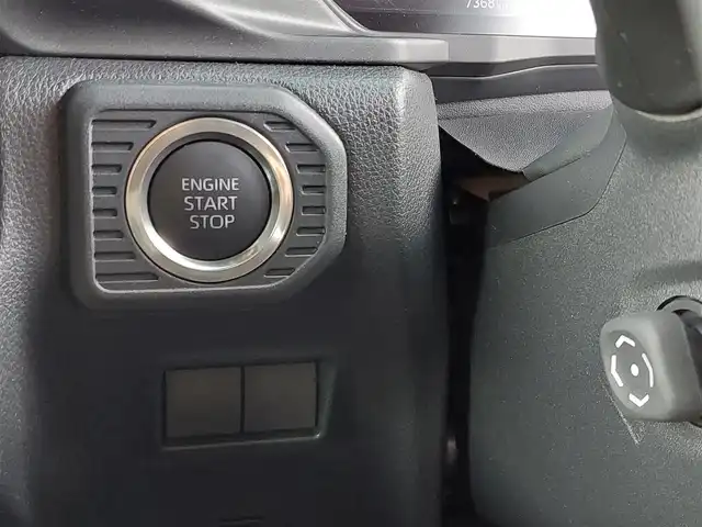 トヨタ ランドクルーザー ２５０ ZX 東京都 2024(令6)年 0.8万km ブラック ワンオーナー/ムーンルーフ/バグガード/メーカーＤＡナビ/フルセグTV/ＪＢＬプレミアムサウンド/パノラミックビューモニター/デジタルインナーミラー/ワイヤレス充電器/ビルトインＥＴＣ２．０/トヨタセーフティセンス/レーダークルーズコントロール/コーナーセンサー/プリクラッシュセーフティ/レーンキープアシスト/ブラインドスポットモニター/アクセル踏み間違い防止/ヒルディセントコントロール/ヘッドアップディスプレイ/パドルシフト/レザーシート/パワーシート/シートヒーター/ベンチレーション/ステアリングヒーター/パワーバックドア/ルーフレール/純正２０インチアルミホイール/ＬＥＤヘッドライト/純正エンジンスターター