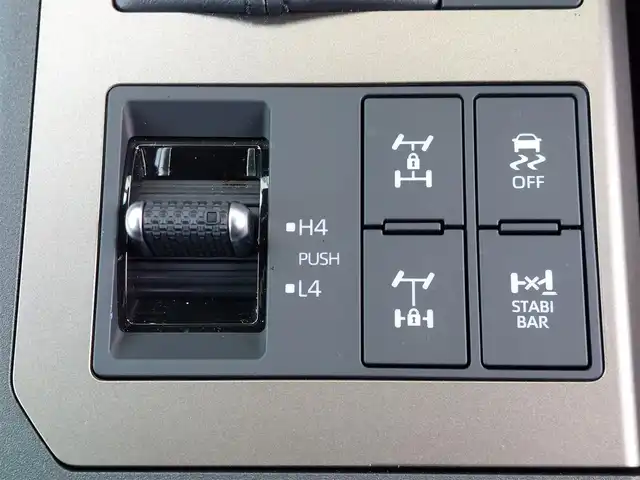 トヨタ ランドクルーザー ２５０ ZX 東京都 2024(令6)年 0.8万km ブラック ワンオーナー/ムーンルーフ/バグガード/メーカーＤＡナビ/フルセグTV/ＪＢＬプレミアムサウンド/パノラミックビューモニター/デジタルインナーミラー/ワイヤレス充電器/ビルトインＥＴＣ２．０/トヨタセーフティセンス/レーダークルーズコントロール/コーナーセンサー/プリクラッシュセーフティ/レーンキープアシスト/ブラインドスポットモニター/アクセル踏み間違い防止/ヒルディセントコントロール/ヘッドアップディスプレイ/パドルシフト/レザーシート/パワーシート/シートヒーター/ベンチレーション/ステアリングヒーター/パワーバックドア/ルーフレール/純正２０インチアルミホイール/ＬＥＤヘッドライト/純正エンジンスターター