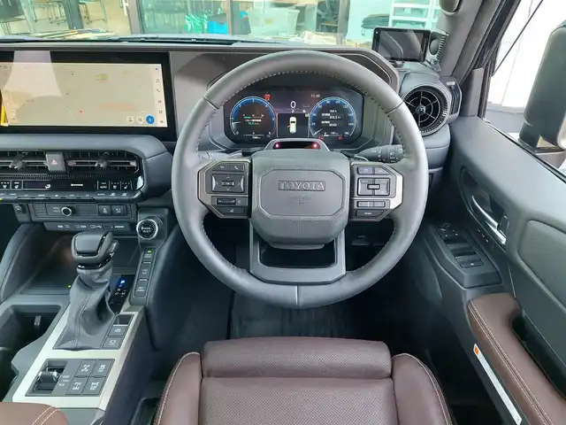 トヨタ ランドクルーザー ２５０ ZX 東京都 2024(令6)年 0.8万km ブラック ワンオーナー/ムーンルーフ/バグガード/メーカーＤＡナビ/フルセグTV/ＪＢＬプレミアムサウンド/パノラミックビューモニター/デジタルインナーミラー/ワイヤレス充電器/ビルトインＥＴＣ２．０/トヨタセーフティセンス/レーダークルーズコントロール/コーナーセンサー/プリクラッシュセーフティ/レーンキープアシスト/ブラインドスポットモニター/アクセル踏み間違い防止/ヒルディセントコントロール/ヘッドアップディスプレイ/パドルシフト/レザーシート/パワーシート/シートヒーター/ベンチレーション/ステアリングヒーター/パワーバックドア/ルーフレール/純正２０インチアルミホイール/ＬＥＤヘッドライト/純正エンジンスターター