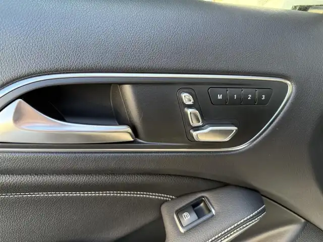 メルセデス・ベンツ ＧＬＡ２２０ 和歌山県 2018(平30)年 5.5万km ポーラホワイト プレミアムパッケージ/SR /黒革 /harman/kardon /純ナビ /Bカメラ /CarPlay /フルセグTV /オートテールゲート /パワーシート /シートヒーター /キーレスゴー /アイドリングストップ /パドルシフト /純18incAW /LEDライト /ETC