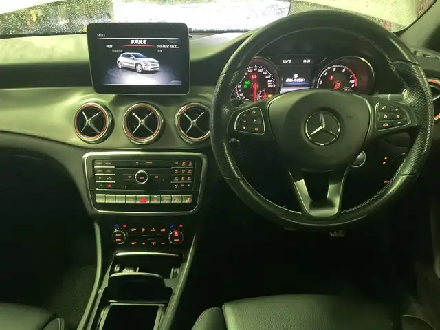 メルセデス・ベンツ ＧＬＡ２２０ 和歌山県 2018(平30)年 5.5万km ポーラホワイト プレミアムパッケージ/SR /黒革 /harman/kardon /純ナビ /Bカメラ /CarPlay /フルセグTV /オートテールゲート /パワーシート /シートヒーター /キーレスゴー /アイドリングストップ /パドルシフト /純18incAW /LEDライト /ETC