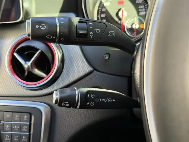 メルセデス・ベンツ ＧＬＡ２２０ 和歌山県 2018(平30)年 5.5万km ポーラホワイト プレミアムパッケージ/SR /黒革 /harman/kardon /純ナビ /Bカメラ /CarPlay /フルセグTV /オートテールゲート /パワーシート /シートヒーター /キーレスゴー /アイドリングストップ /パドルシフト /純18incAW /LEDライト /ETC