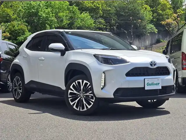 トヨタ ヤリスクロス ハイブリッド G 大阪府 2023(令5)年 1万km プラチナホワイトパールマイカ /トヨタセーフティセンス/　・プリクラッシュセーフティ/　・レーントレーシングアシスト/　・オートマチックハイビーム/　・ロードサインアシスト/　・レーダークルーズコントロール/　・先行車発進告知機能//ワンオーナー//純正ナビ/　AM/FM/USB/Bluetooth/Miracast//フルセグテレビ//バックカメラ//ステアリングヒーター//前後ドライブレコーダー(コムテック:ZDR037)//前席シートヒーター//ETC//LEDヘッドライト//レーダークルーズコントロール//クリアランスソナー//パーキングサポートブレーキ//ブレーキホールド//コーナーセンサー//純正フロアマット//純正18インチアルミホイール//スペアキー//保証書、記録簿、取扱説明書付き