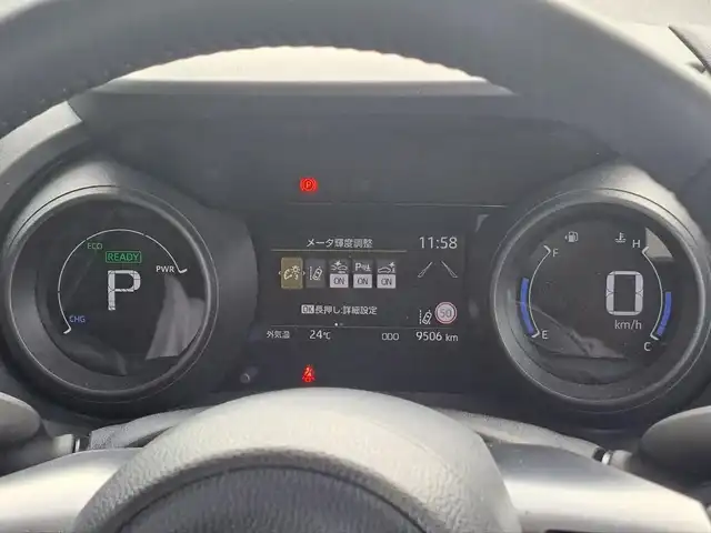 トヨタ ヤリスクロス ハイブリッド G 大阪府 2023(令5)年 1万km プラチナホワイトパールマイカ /トヨタセーフティセンス/　・プリクラッシュセーフティ/　・レーントレーシングアシスト/　・オートマチックハイビーム/　・ロードサインアシスト/　・レーダークルーズコントロール/　・先行車発進告知機能//ワンオーナー//純正ナビ/　AM/FM/USB/Bluetooth/Miracast//フルセグテレビ//バックカメラ//ステアリングヒーター//前後ドライブレコーダー(コムテック:ZDR037)//前席シートヒーター//ETC//LEDヘッドライト//レーダークルーズコントロール//クリアランスソナー//パーキングサポートブレーキ//ブレーキホールド//コーナーセンサー//純正フロアマット//純正18インチアルミホイール//スペアキー//保証書、記録簿、取扱説明書付き