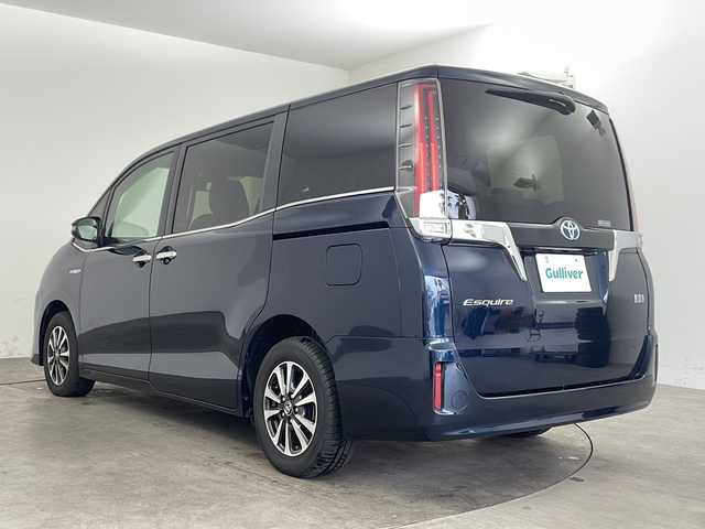 トヨタ エスクァイア ハイブリッド Gi 兵庫県 2019(平31)年 6万km ブラッキッシュアゲハガラスフレーク ・社外ナビ/CD/DVD/BT/USB/HDMI/TV/・社外リアフリップダウンモニター/・クルーズコントロール/・両側パワースライド/・LEDオートライト/・オートマチックハイビーム/・トヨタセーフティセンス/・プリクラッシュセーフティ/・レーンキープアシスト/・バックカメラ/・シートヒーター（運転席＋助手席）/・レザーシート/・ウォークスルー/・ETC/・スマートキー/・プッシュスタート/・コンビステアリング/・純正アルミホイール/・純正フロアマット/・AC100V充電/・WAC