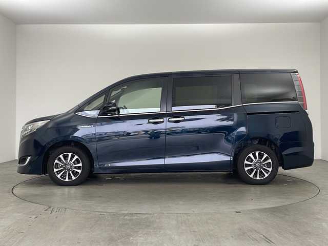 トヨタ エスクァイア ハイブリッド Gi 兵庫県 2019(平31)年 6万km ブラッキッシュアゲハガラスフレーク ・社外ナビ/CD/DVD/BT/USB/HDMI/TV/・社外リアフリップダウンモニター/・クルーズコントロール/・両側パワースライド/・LEDオートライト/・オートマチックハイビーム/・トヨタセーフティセンス/・プリクラッシュセーフティ/・レーンキープアシスト/・バックカメラ/・シートヒーター（運転席＋助手席）/・レザーシート/・ウォークスルー/・ETC/・スマートキー/・プッシュスタート/・コンビステアリング/・純正アルミホイール/・純正フロアマット/・AC100V充電/・WAC