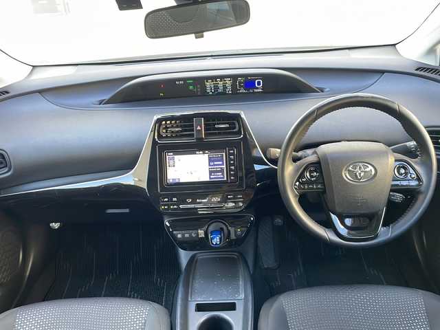 トヨタ プリウス S 福岡県 2019(平31)年 5.4万km グレーメタリック ワンオーナー/純正ナビ/（AM/FM/CD/DVD/SD/Bluetooth/フルセグTV）/横滑り防止/クルーズコントロール追従あり/レーンキープ/ハンズフリー/ドライブレコーダー前（SDカード有り）/ビルドインETC/オートライト/オートマチックハイビーム/パーキングアシスト/電格ミラー/純正フロアマット/LEDライト/プッシュスタート/DRIVEモード/EVモード/保証書/取扱説明書